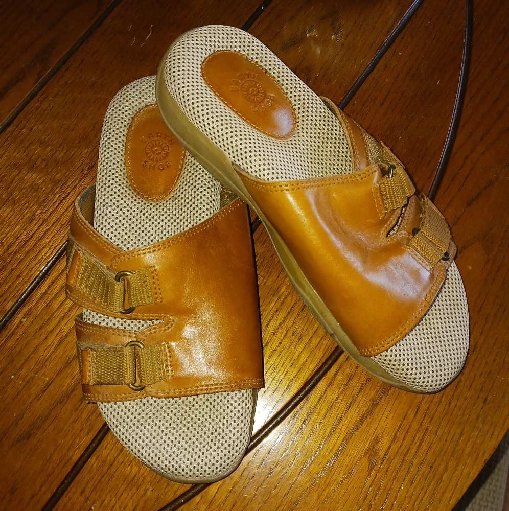 Womens Earth Shoes sandals.